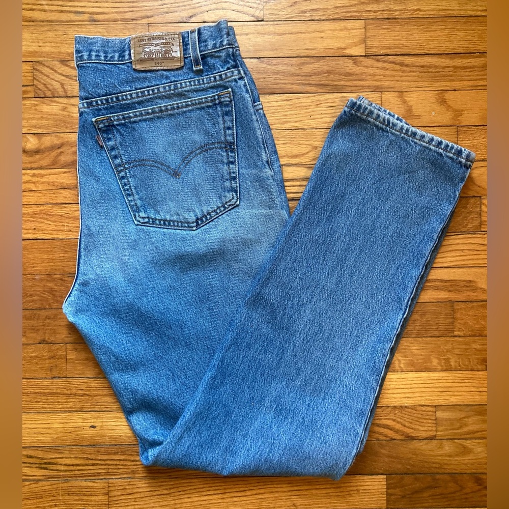 Levi 540 Relaxed Fit • Medium Wash